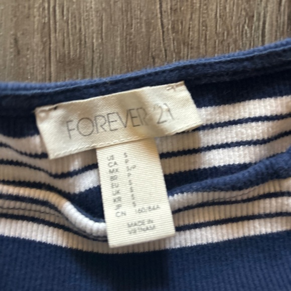 midsleeve crop top - Picture 2 of 2